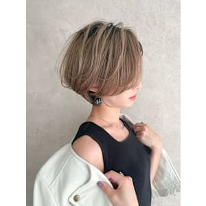 横顔美人ショートカット