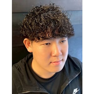 スパイラルパーマ マッシュ 束感 20代 30代 カジュアル