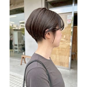 刈り上げショート、グレージュカラーで大人かっこよく