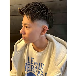 刈り上げショート アップバング アッシュカラー ブリーチ