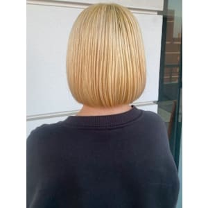 ホワイトベージュ ハイトーンボブ ブリーチ 内巻きボブ