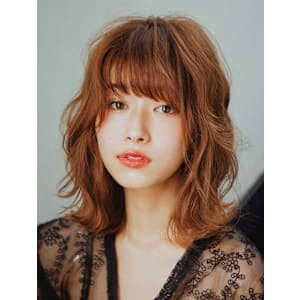 大人かわいい外ハネミディ