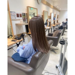 白髪ぼかし細めハイライト30代40代50代セミディ - Mira by KENJE【ミラバイケンジ】掲載中