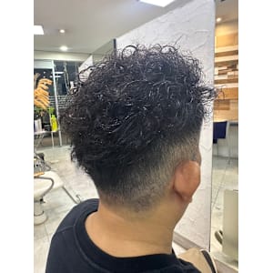 メンズツイストパーマ×フェードカット／立体感＆キープ力