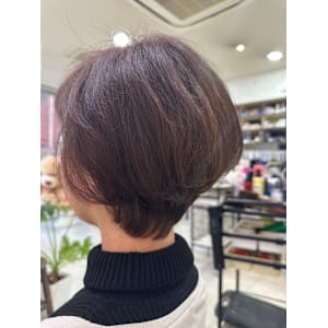 ショートボブ×ピンクベージュ／大人可愛い雰囲気に