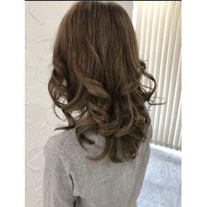 くびれミディ×ゆる巻きパーマ／垢抜け王道スタイル