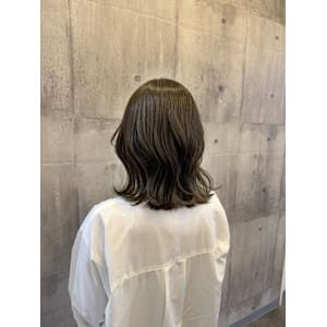 オリーブグレージュ