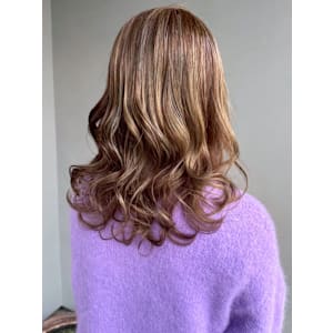 ミルクティーベージュ ハイライト コテ巻きアレンジ