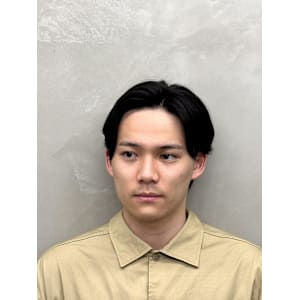 品よく爽やか◎毛流れセンターパートで好印象ヘア