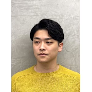 ラフなのにキマる　大人のアップバング×ニュアンスパーマ