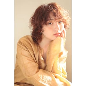 ミディアムレイヤー　ウルフ　パーマ　くせ毛　オレンジベージュ