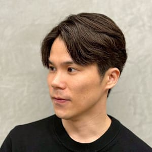 毛流れで魅せる、上品で柔らかいセンターパート/ダークブラウン