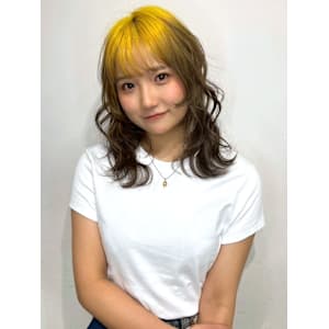 ルーツカラー イエロー ベージュ ミディアム 巻き髪