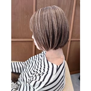 白髪ぼかしハイライトミニボブ