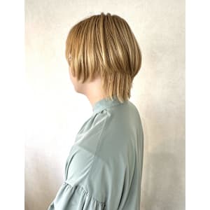 【小顔前下がりショート・ホワイトブロンドカラー】