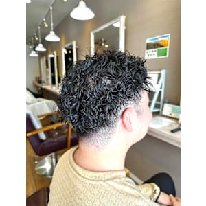 ツイストスパイラルパーマツーブロックマッシュメッシュフェード