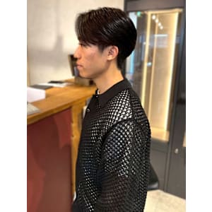 ツーブロック 刈り上げヘア マッシュ センターパート 黒髪