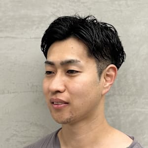 清潔感と色気を演出！センターパート×ツイストパーマ