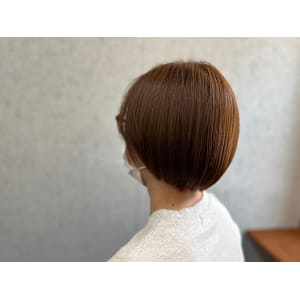 ツヤ感ブラウンの大人マッシュ