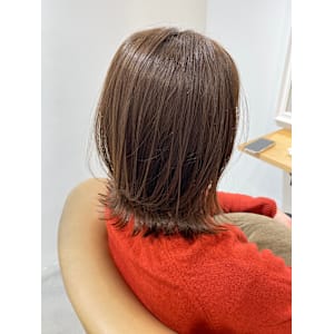 くすみベージュ×ミディアムレイヤー