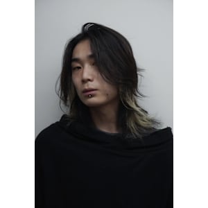 ミディアムウルフ × モノトーンバイカラー