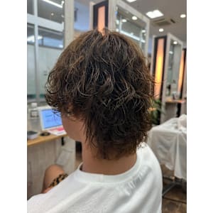 自由自在なスタイル！波パーマで個性を表現
