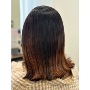 【青葉区/仙台】表面のグラデーションが個性的なストレートヘア