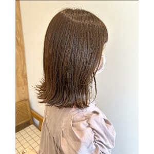 パールベージュ×外ハネミディ