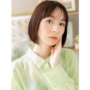 グレージュアッシュ前下がり切りっぱなしボブ　フェザーショート