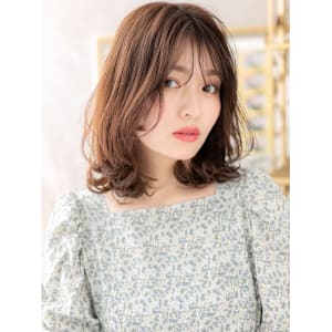 韓国風外ハネニュアンスパーマウェットヘア　細めハイライト