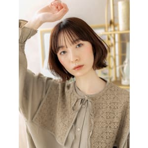 外ハネくびれカール切りっぱなしボブレイヤー　フェザーショート