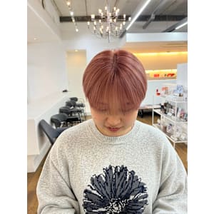 ピンクカラーで可愛らしい刈り上げショート