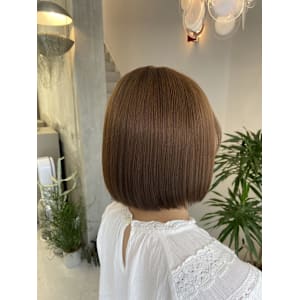 ぷつんとボブ × ベージュカラー