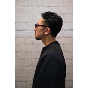 くせ毛を活かす大人ツーブロックショート