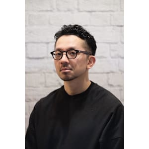 くせ毛を活かす大人ツーブロックショート