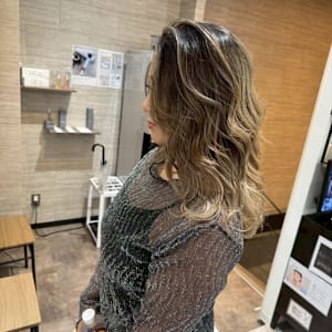 外国人風　アッシュ　バレイヤージュ　グレージュ　メッシュ