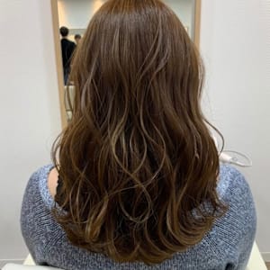 アッシュ　ブラウン　フェミニン　重めレングス　髪質改善