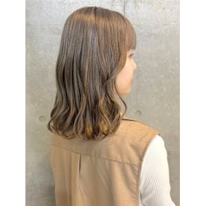 ウェーブヘア サンドベージュ ダブルカラー ミディアム