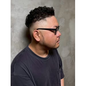 刈り上げ スキンフェード かき上げ 短髪ワイルド 短髪パーマ