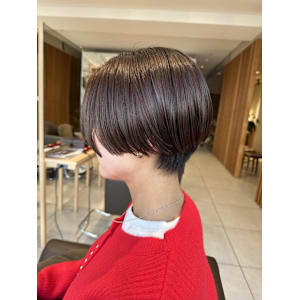 センターパートショートボブ