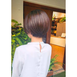 夏映えオリーブベージュの美シルエットショート