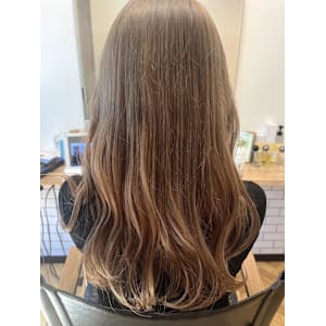 ミルクティーベージュ ハイトーンカラー ゆる巻きロング