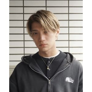 ナチュラル×エッジィ、シンプルな6:4スタイル