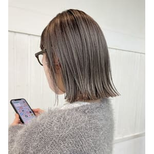 髪質改善トリートメント艶髪ハイトーングレージュぱつっとボブ