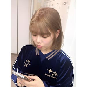 ストレートナチュラルブロンドベージュミルクティーカラー渋谷