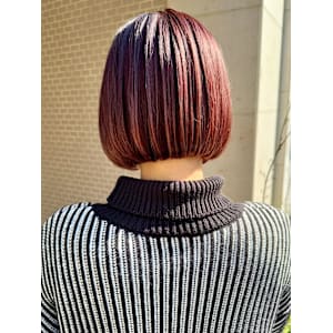 つや髪ピンクベージュ×前下がりボブ