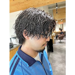 ツイストスパイラルパーマ無造作センターパート波巻きスパイラル