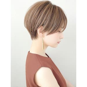 ハンサムショート くびれ  アッシュカラー 20代30代