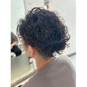 無造作スパイラルパーマ／メンズ黒髪×ツーブロック