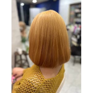 ハイトーンベージュボブ／ストレートで魅せるミニボブ